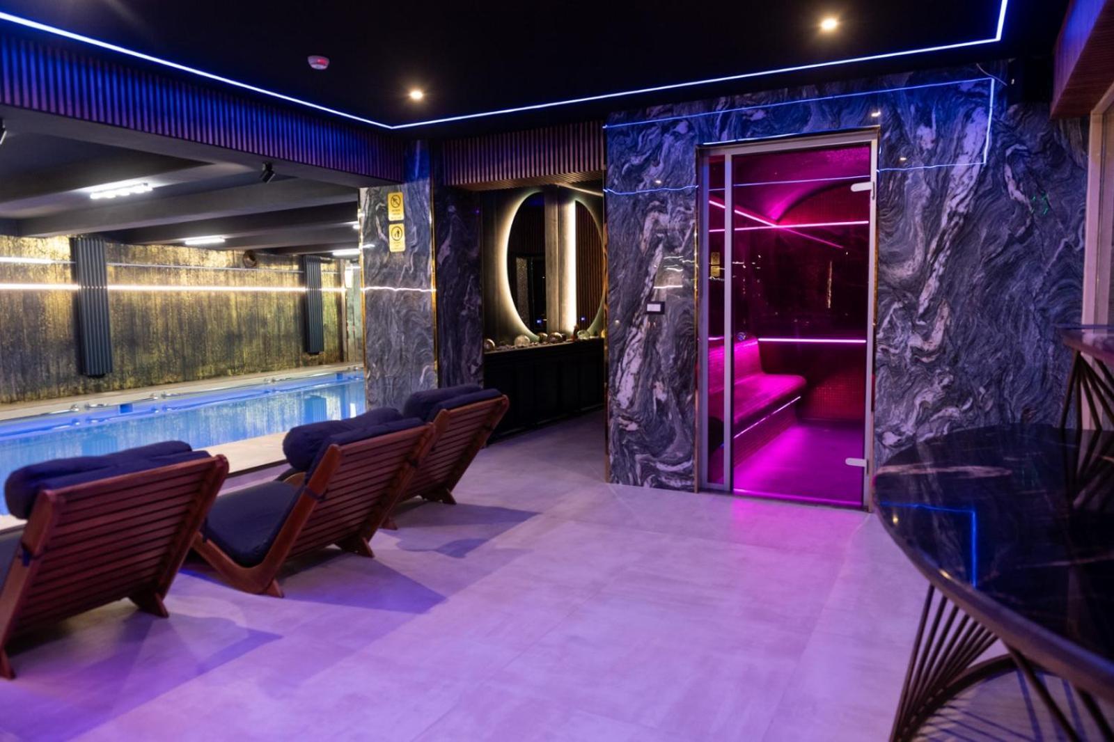 Uve Residence & Spa Piatra Neamţ エクステリア 写真